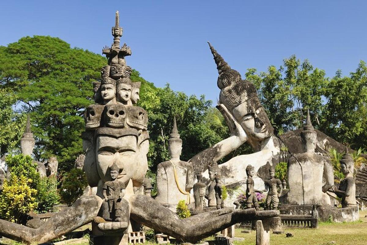 sekumpulan patung di taman dengan pokok