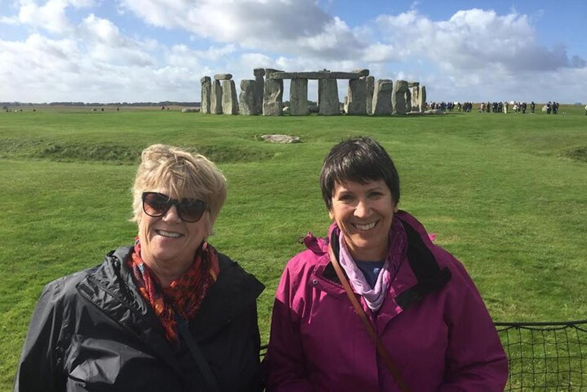 kaks inimest seisavad Stonehenge'iga põllul