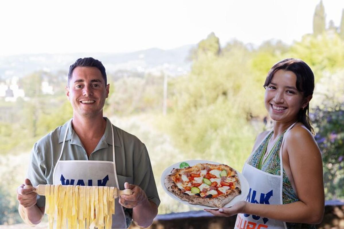 un uomo e una donna che tengono in mano un piatto di pasta e una pizza