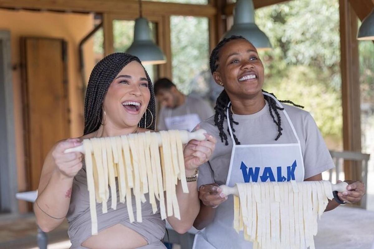 un uomo e una donna che tengono in mano un sacco di noodles