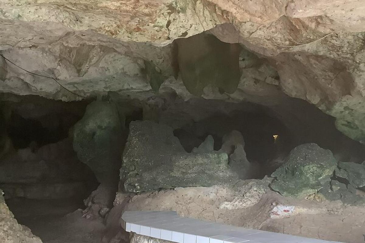 o peșteră plină de pietre și cu podea de piatră