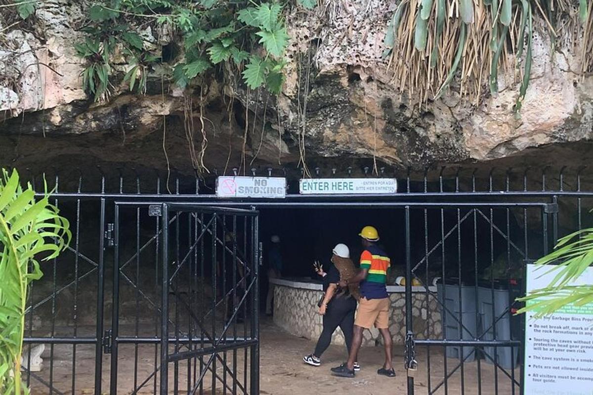 un grup de oameni care stăteau în fața porții unei grădini zoologice