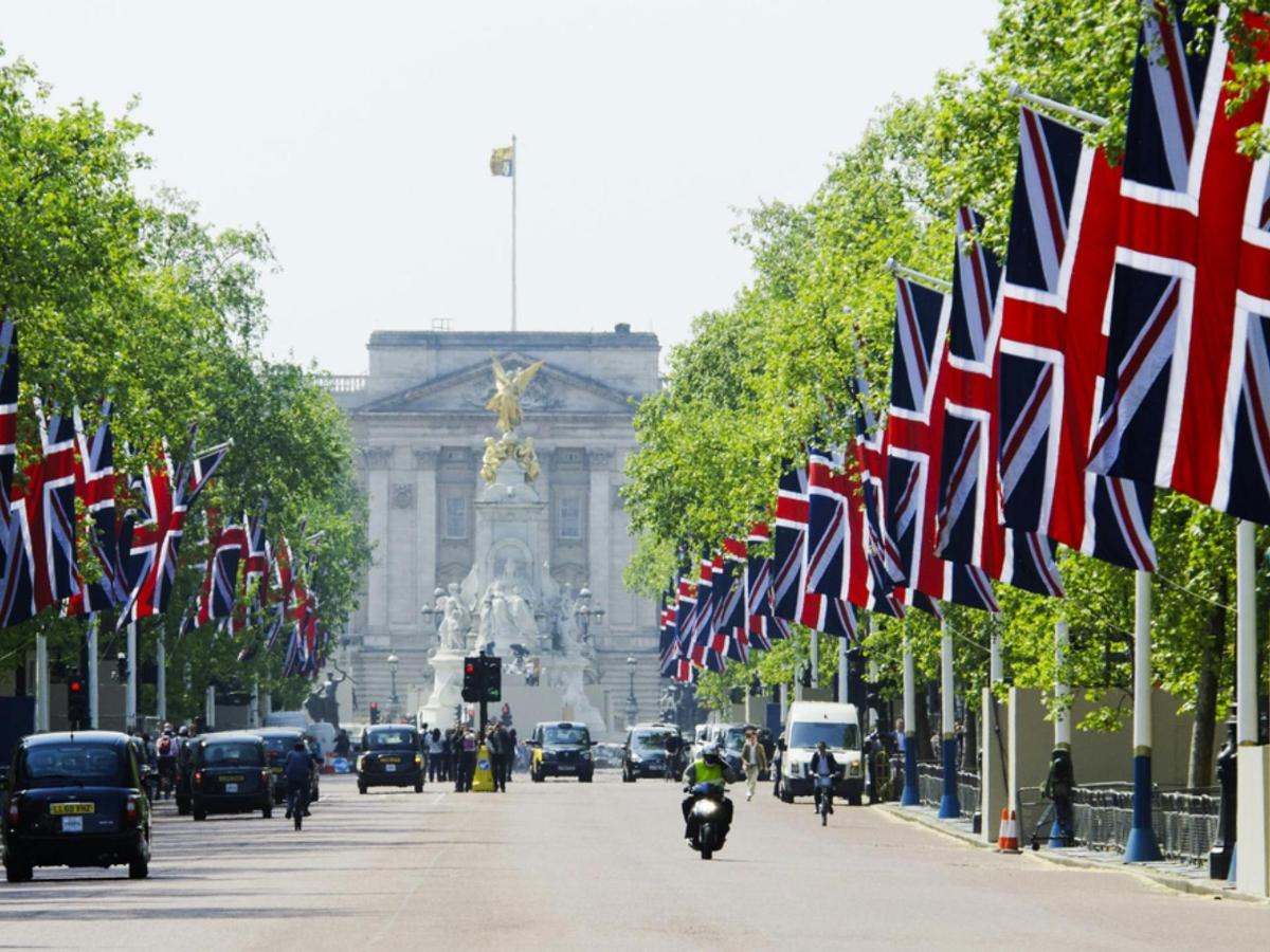 egy épület előtt brit zászlókkal szegélyezett utca