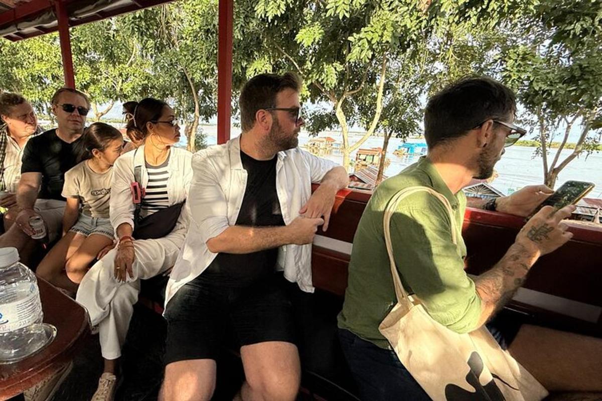 μια ομάδα ανθρώπων που κάθονται σε μια βάρκα