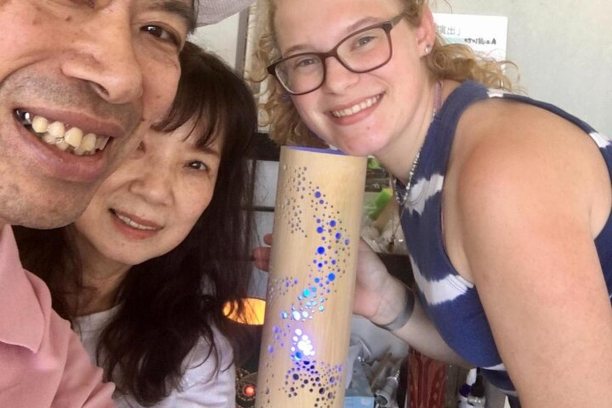 un uomo e una donna che tengono una tazza con un bambino