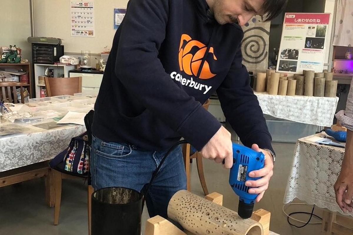 un uomo che taglia un pezzo di legno con un attrezzo