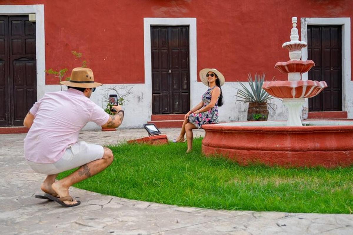 мужчина фотографирует женщину возле фонтана