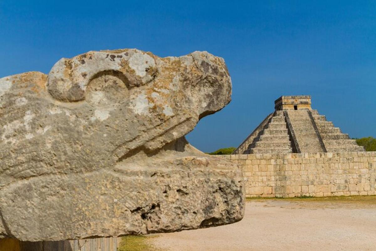 velika kamena skulptura pored piramide