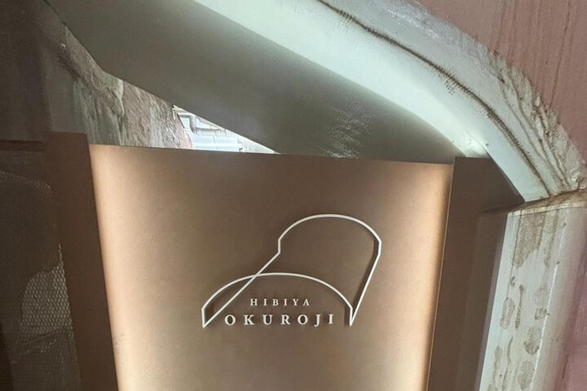 znak s kotličkom na vrhu stene