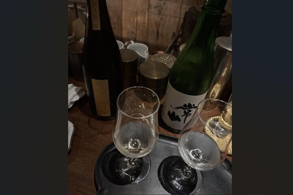 skupina vinskih kozarcev in steklenic na mizi