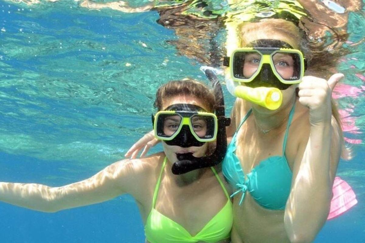 due donne in acqua con boccaglio e maschera
