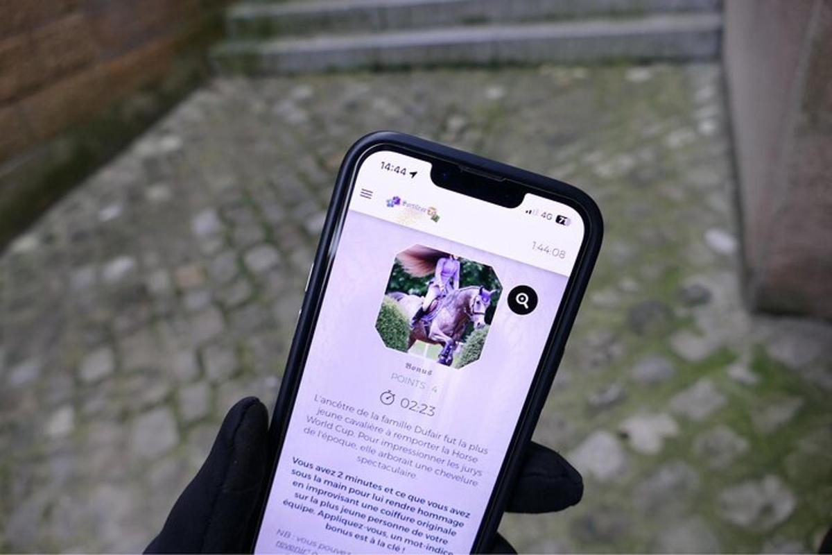 einstaklingur sem heldur á farsíma í hendi sér