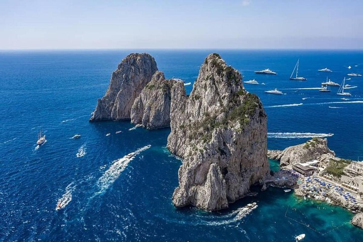 uma ilha no oceano com barcos na água