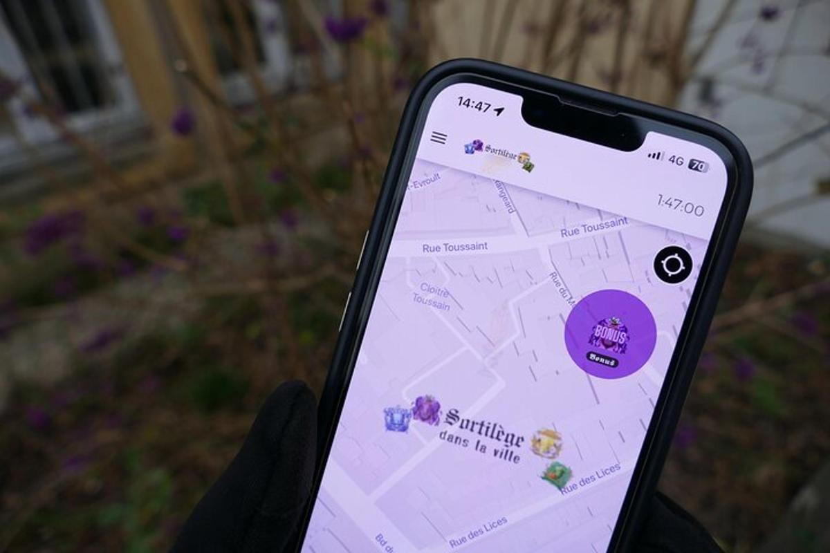en person, der holder en mobiltelefon med et Google Maps-kort