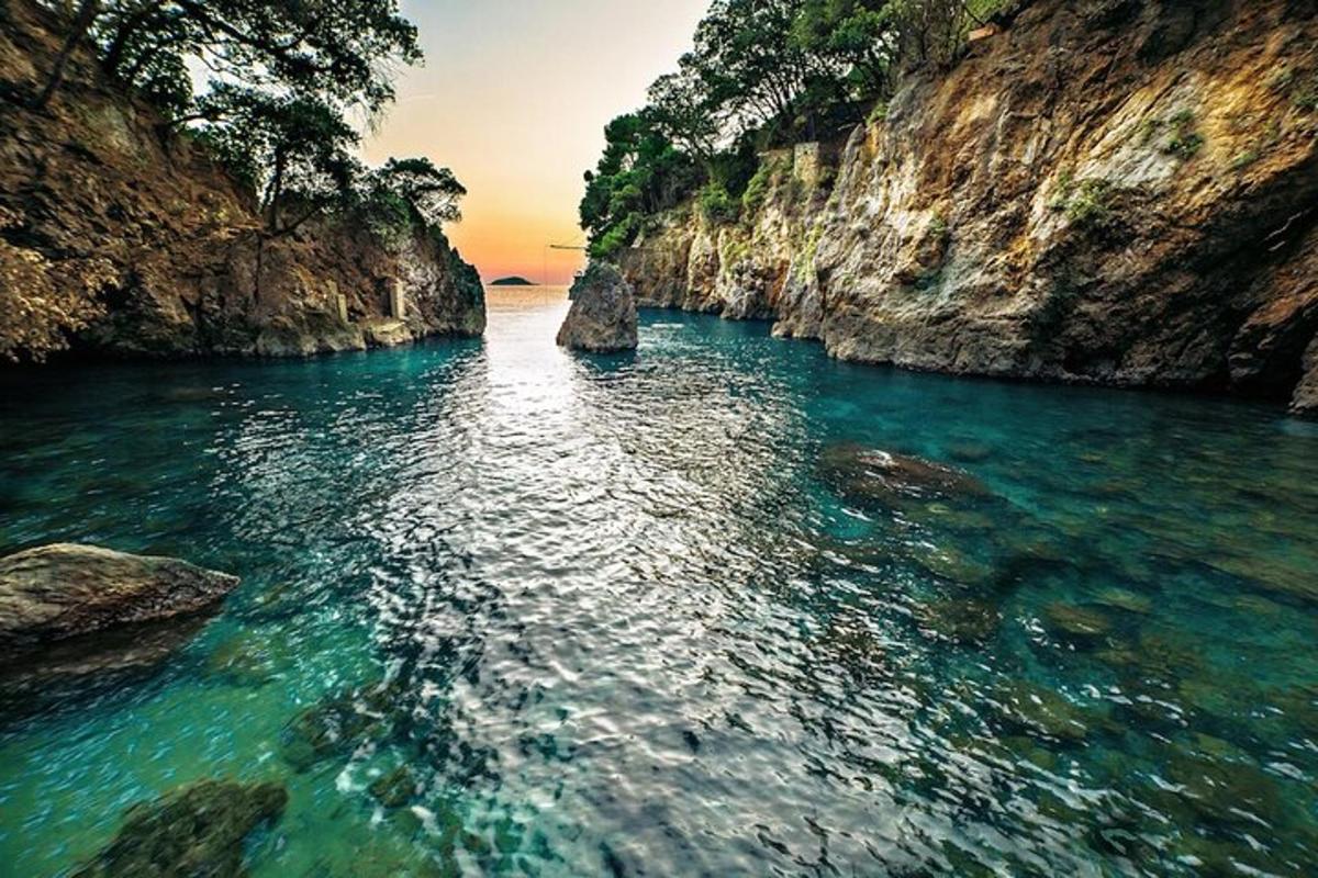una vista di uno specchio d'acqua tra due scogliere