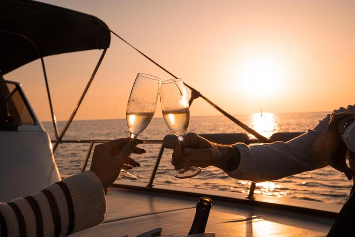 due persone che tengono in mano bicchieri di vino su una barca