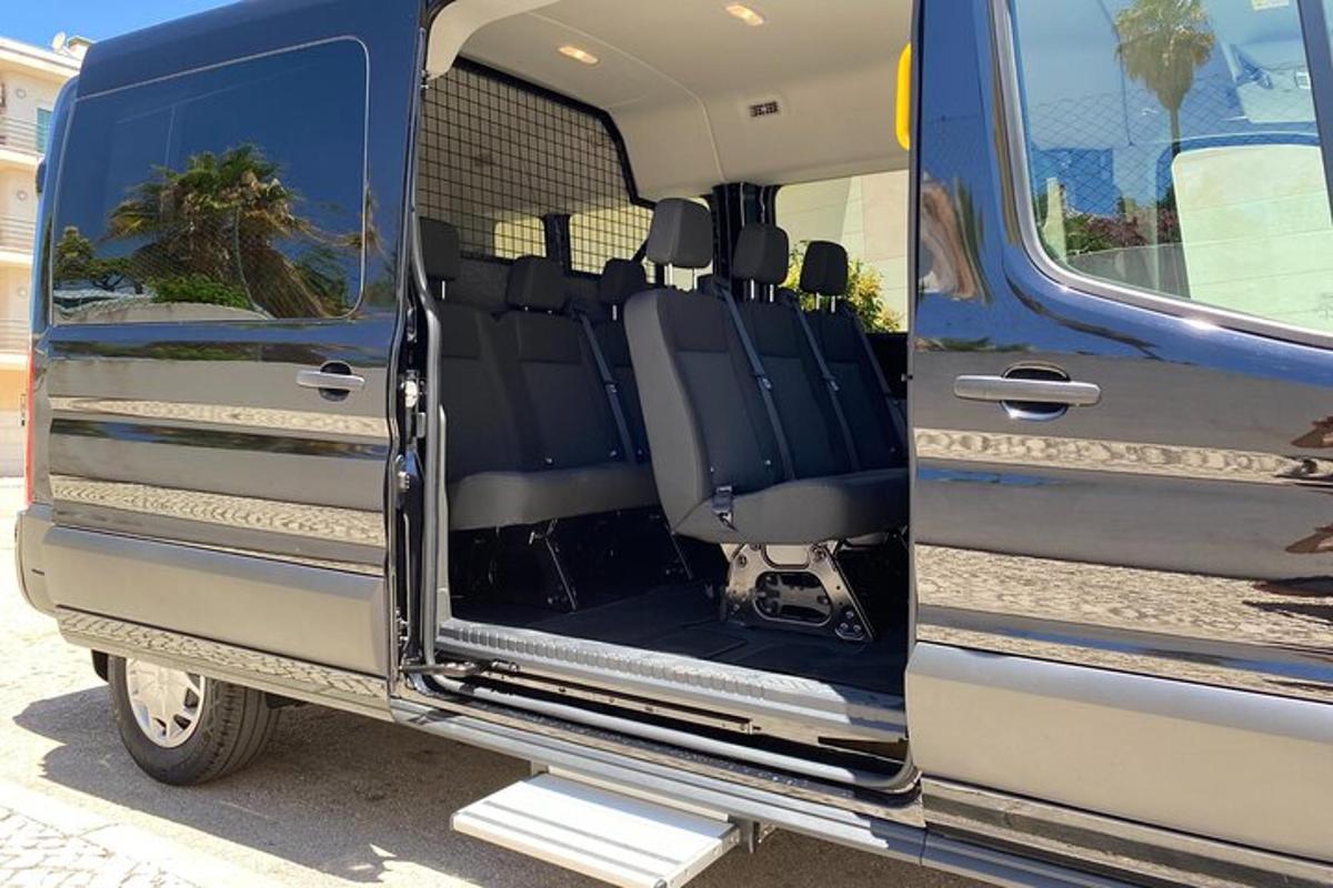 een open achterdeur van een blauwe bestelwagen met de stoelen