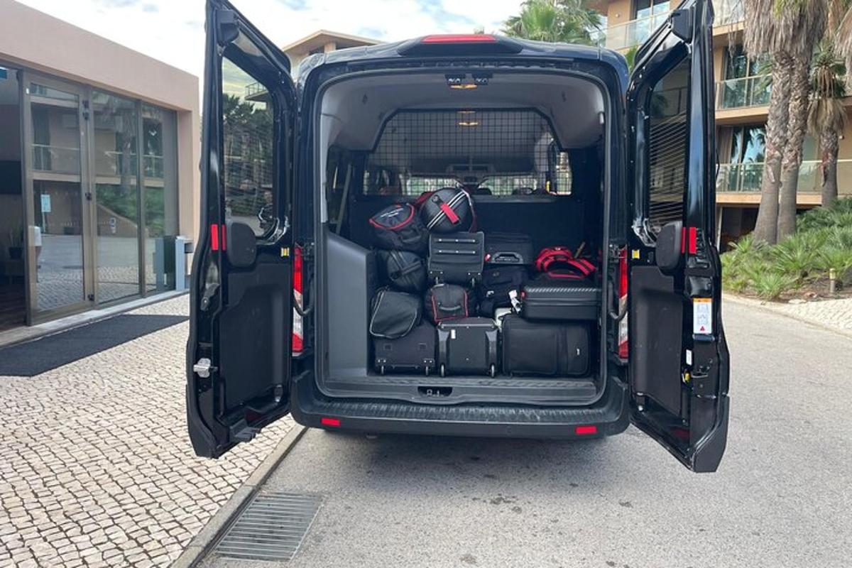 eine offene Ladefläche eines Lieferwagens mit offener Tür