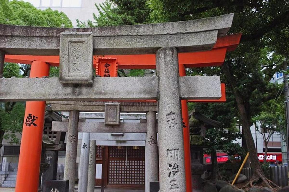 μια πορτοκαλί πύλη torii μπροστά από ένα κτίριο