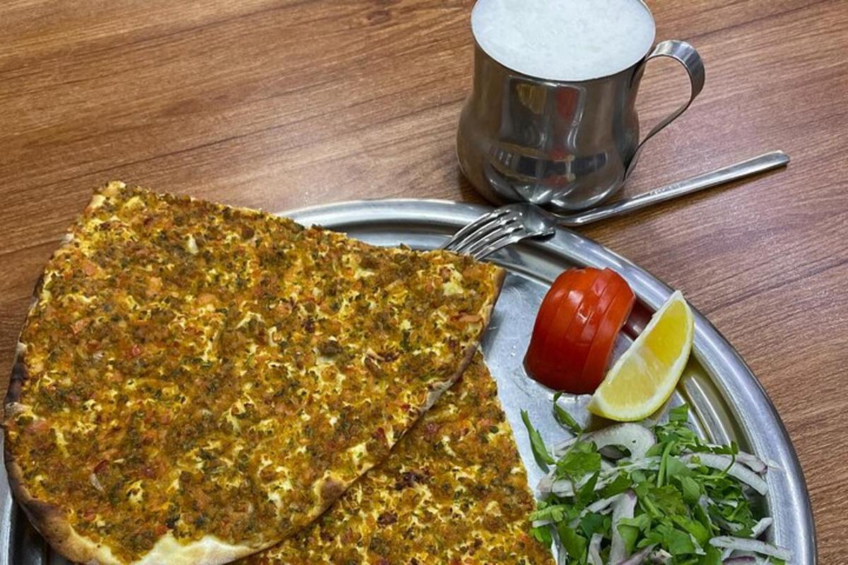 talíř jídla s pizzou a salátem