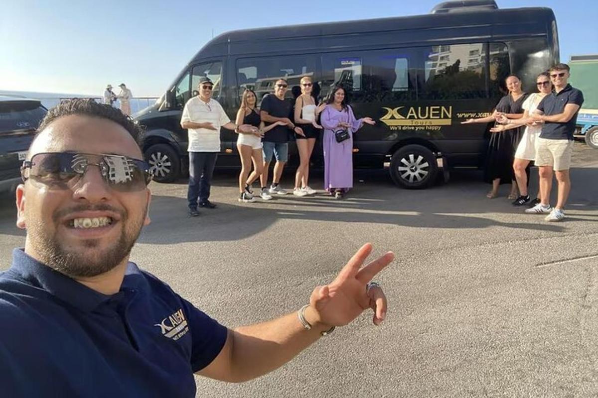 egy férfi áll egy busz előtt
