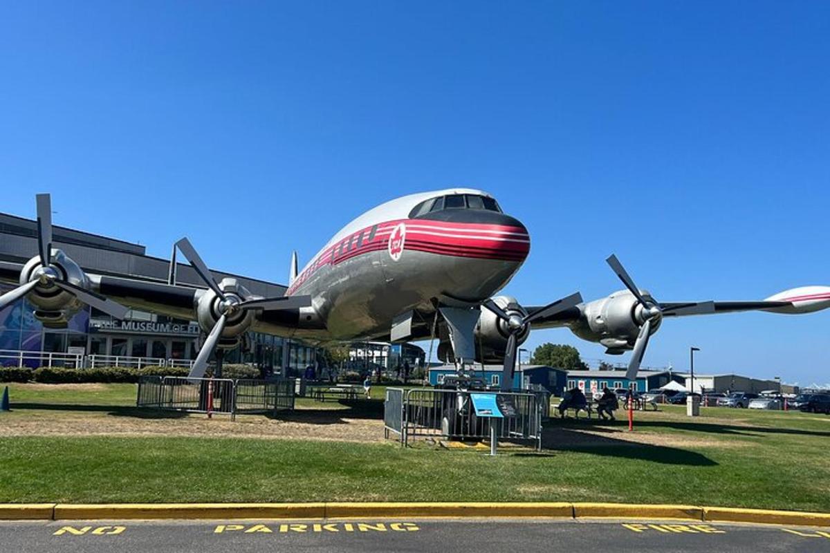 un aereo è esposto davanti a un edificio