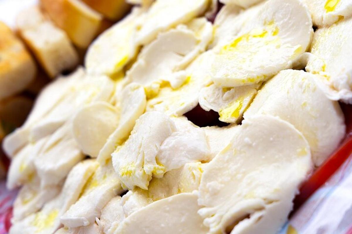 cận cảnh một chiếc bánh rán phủ kem trắng