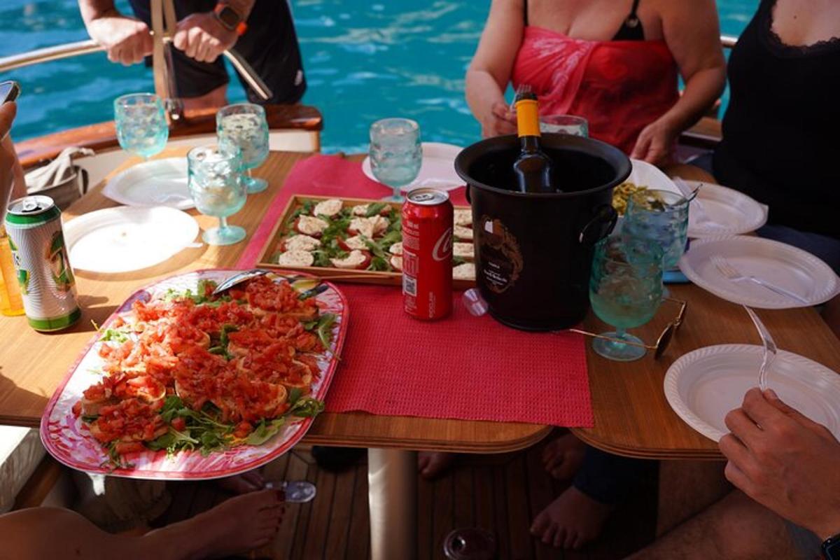 Una mesa con un plato de mariscos y un plato de comida.