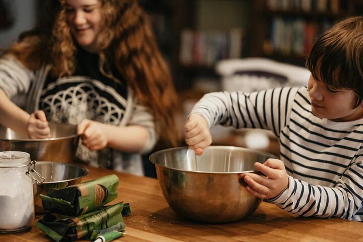 žena a dítě míchají ingredience v miskách na stole