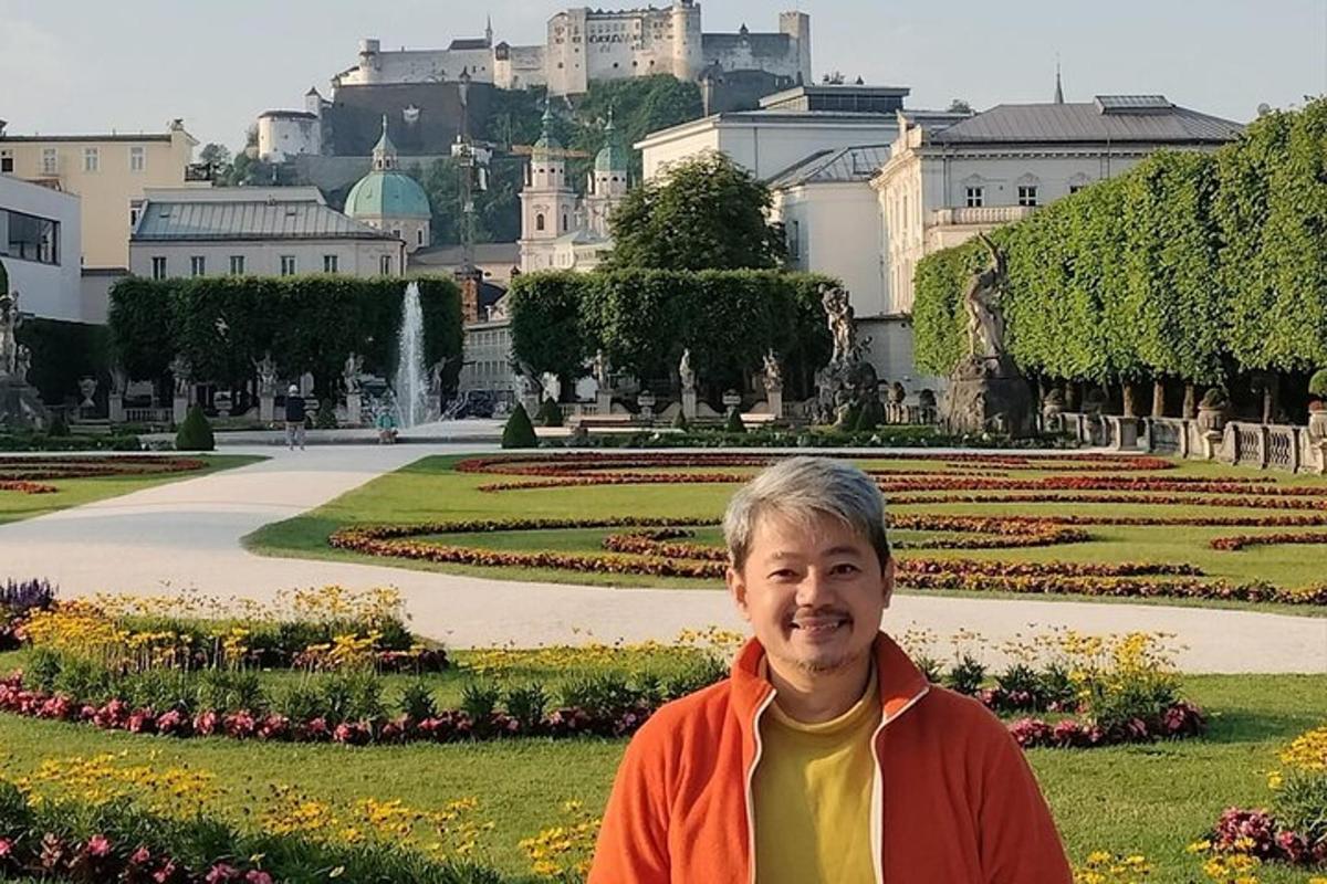 muž stojící před zahradou
