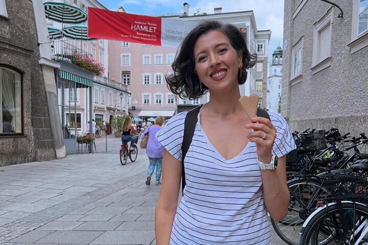 žena v pruhované košili stojící na ulici