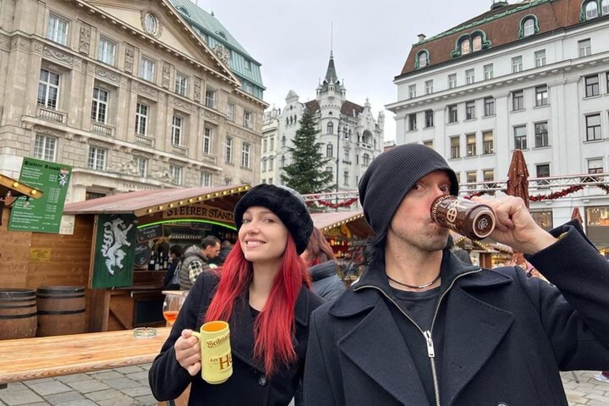 muž pije z hrnku vedle ženy