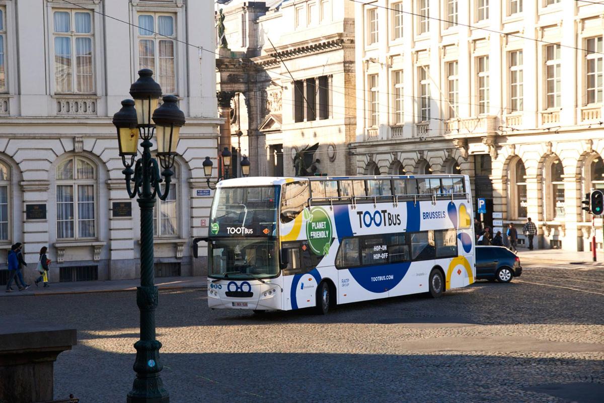 dvoupatrový autobus jedoucí po městské ulici