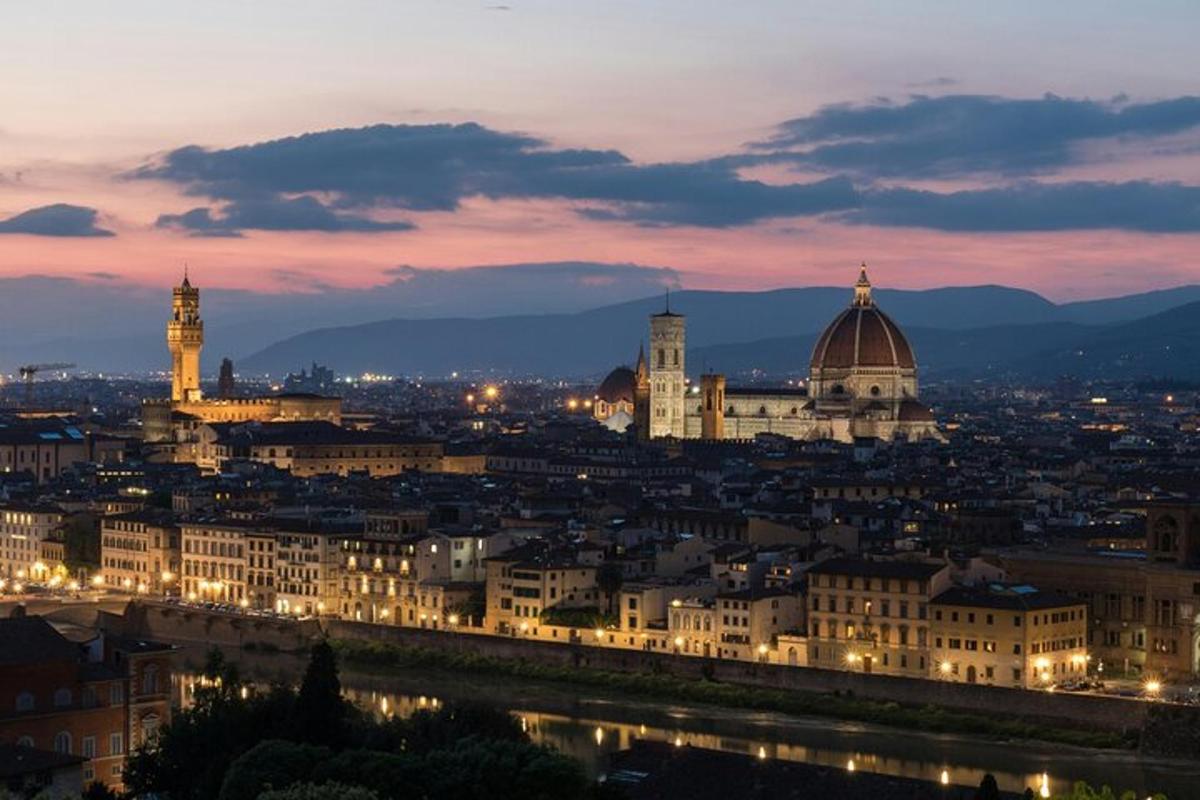 una vista di una città di notte