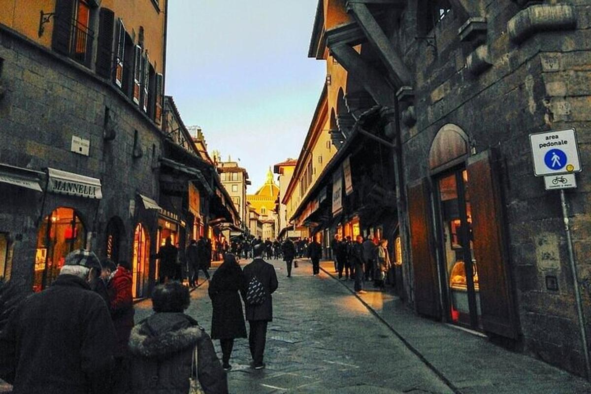 un gruppo di persone che camminano lungo una strada cittadina