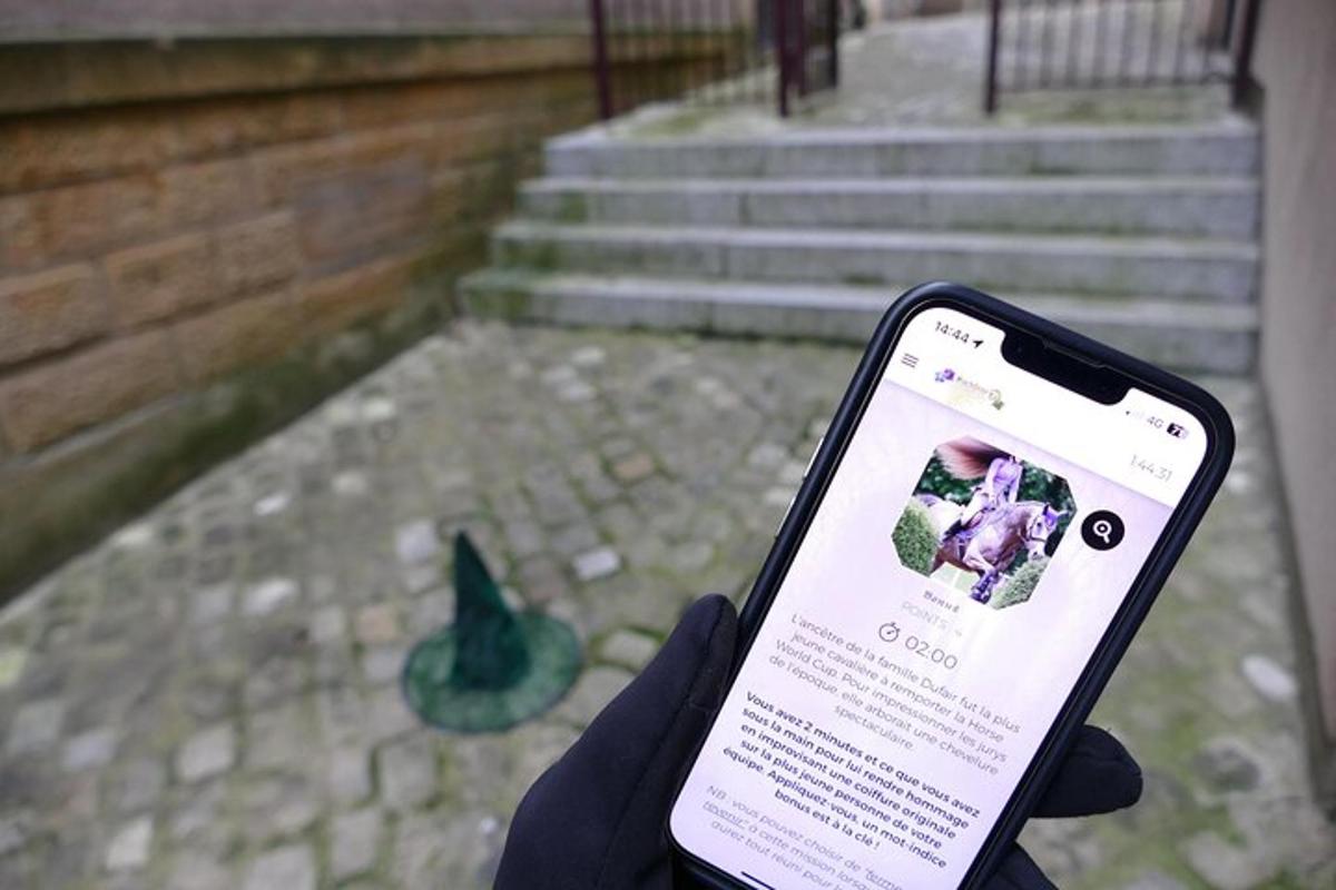 una persona che tiene in mano un telefono cellulare davanti a delle scale