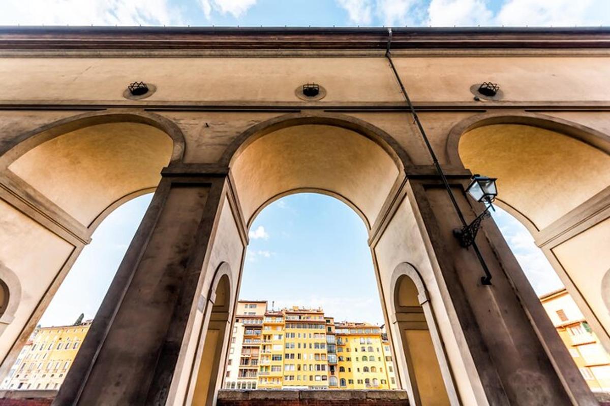 un arc amb vistes a un edifici