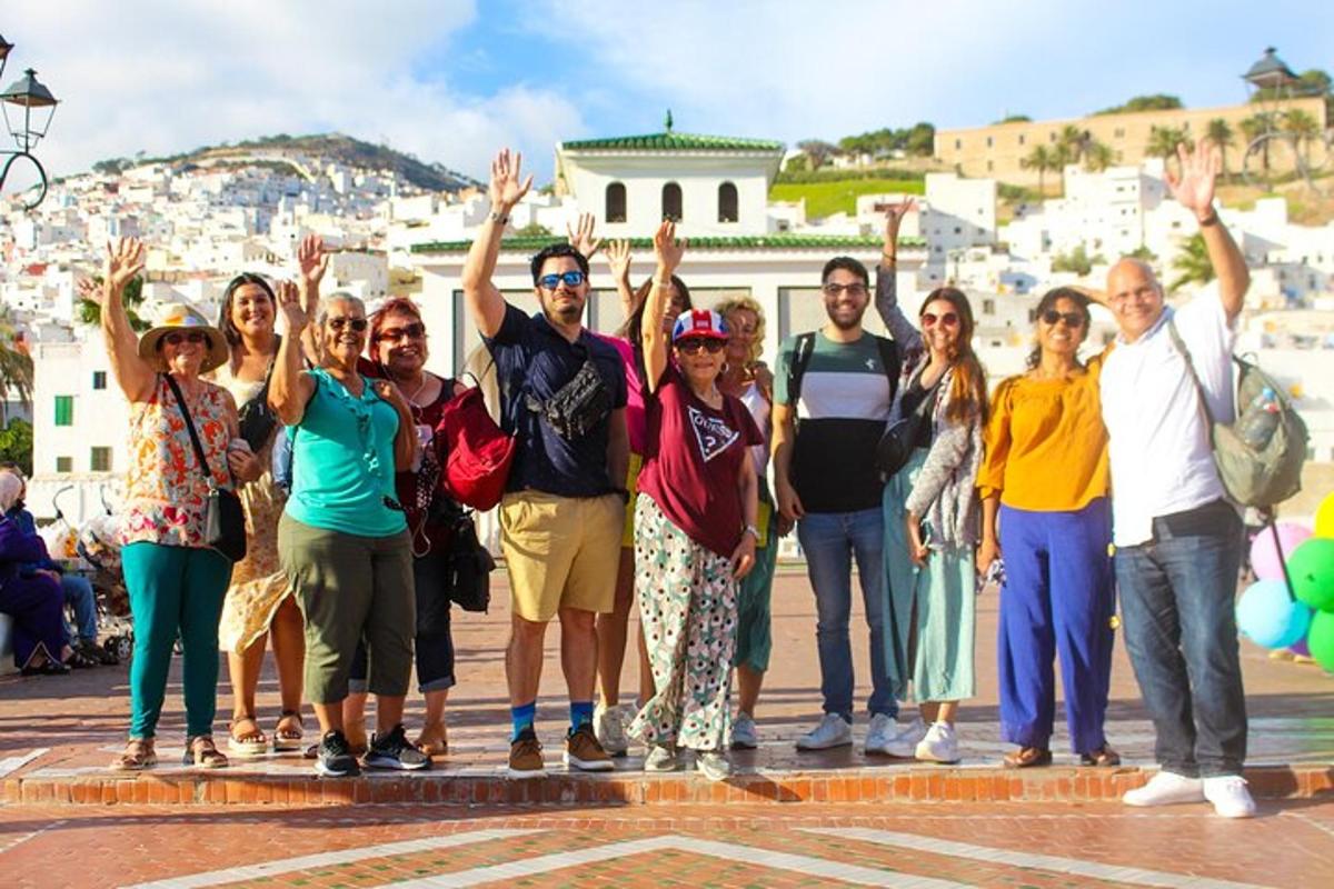 un gruppo di persone in piedi di fronte a una città