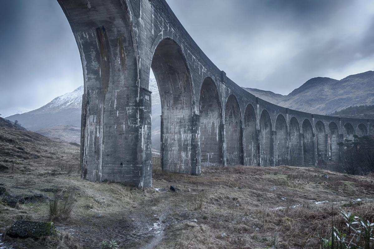 uma grande ponte no meio de uma montanha
