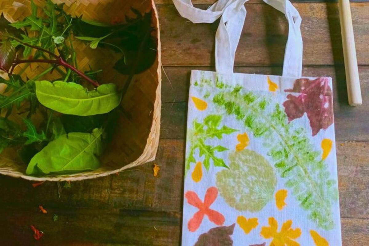uma sacola e uma planta em vaso sobre uma mesa