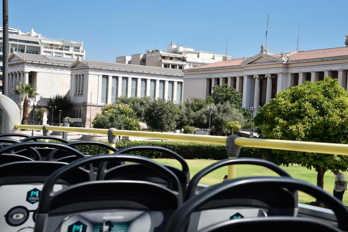 a row of benches in front of a building