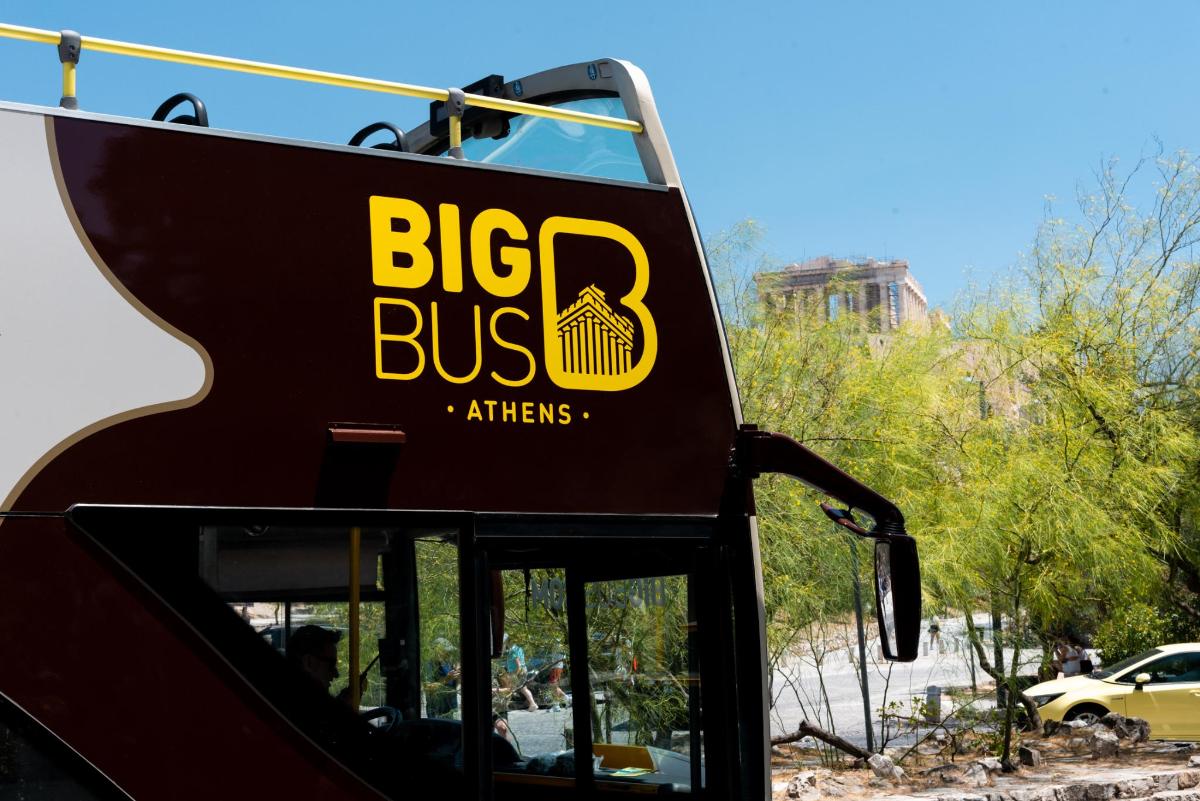 un grande autobus con la scritta "Big Bus Athens" sopra