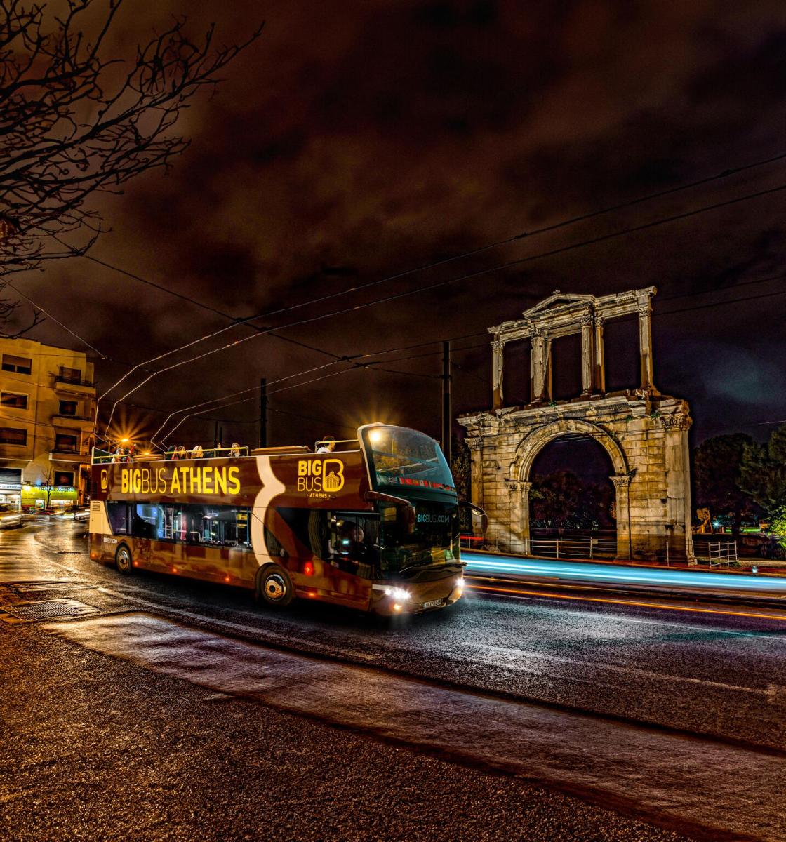 dvoupatrový autobus jedoucí v noci po ulici
