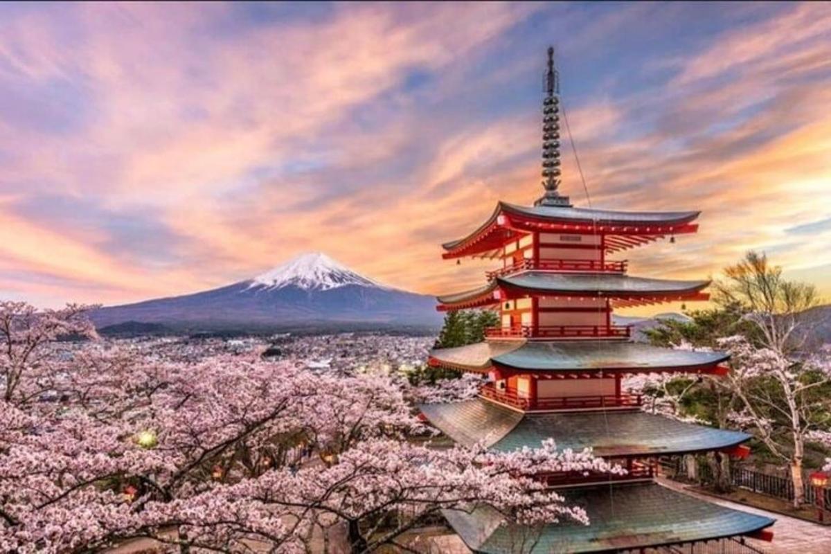una pagoda con una montagna sullo sfondo