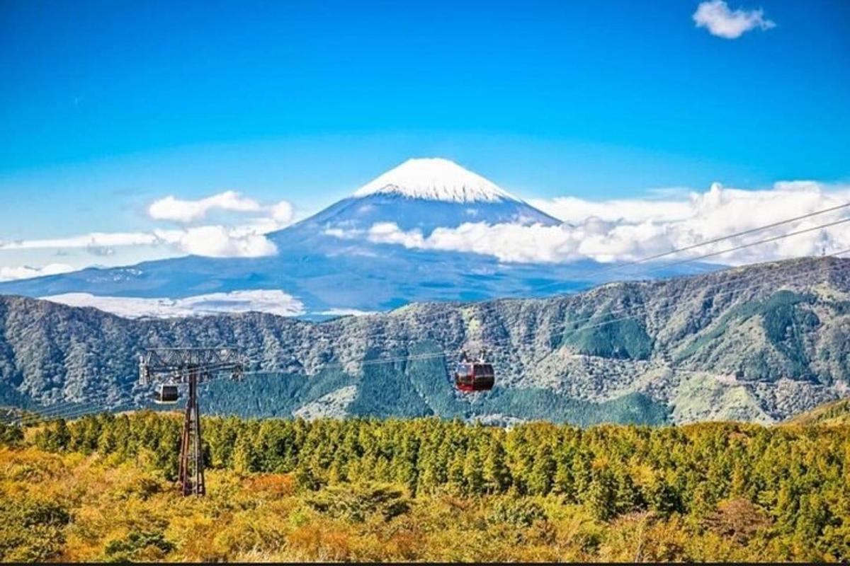 una montagna in lontananza con uno skilift