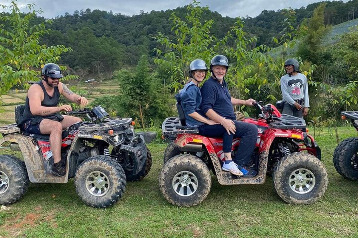 grupp inimesi istub ATV-del põllul