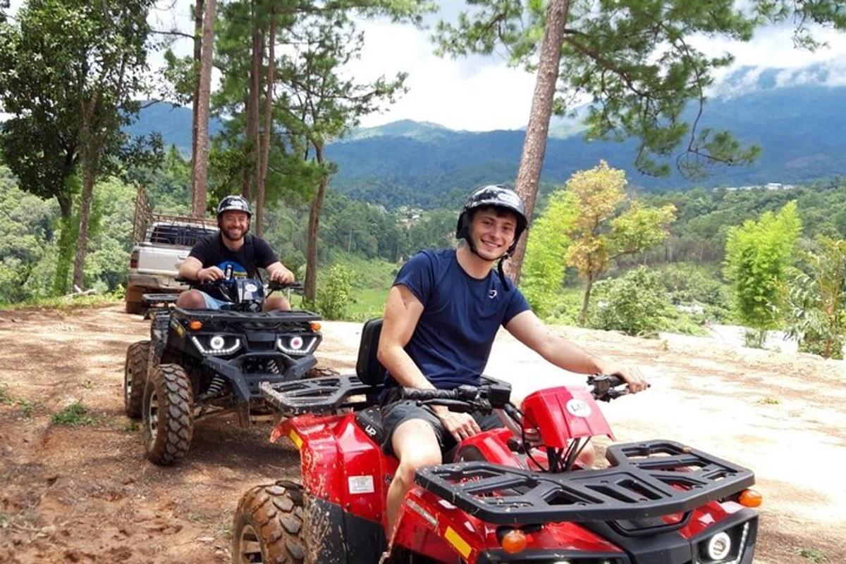 kaks meest sõidavad ATV-dega kruusateel