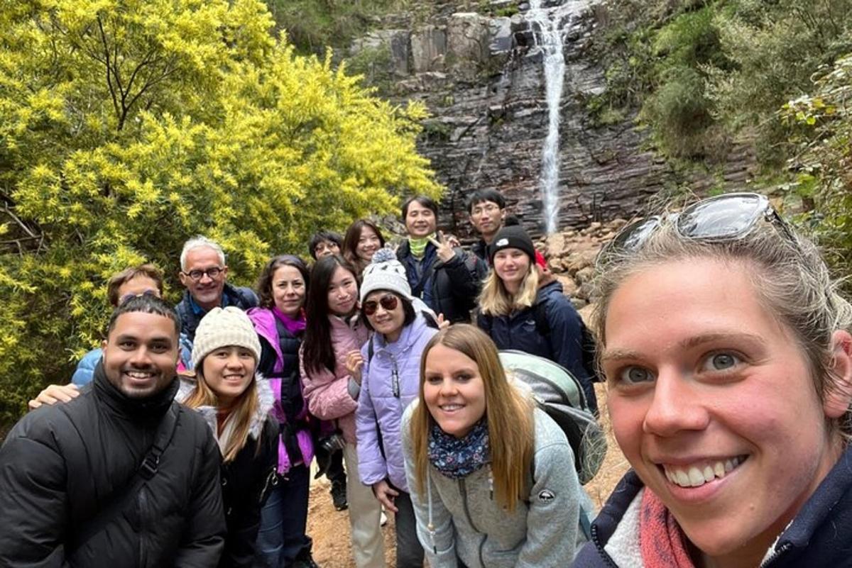 grupp inimesi poseerib pildi jaoks juga ees