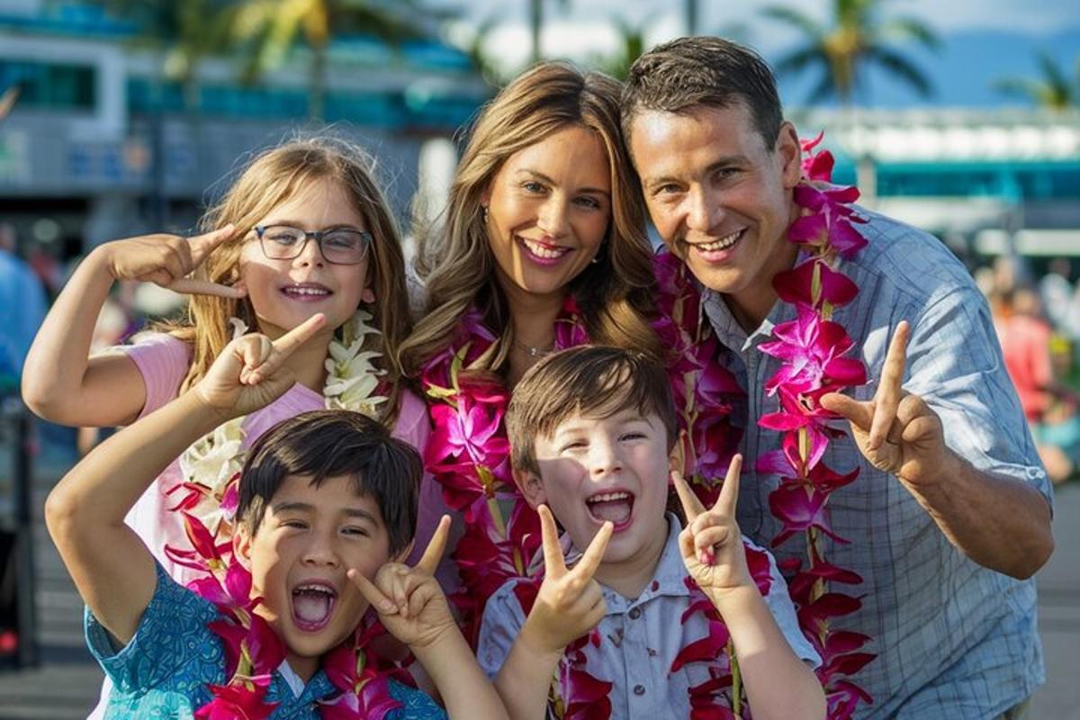 una famiglia che fa il segno della pace con le mani