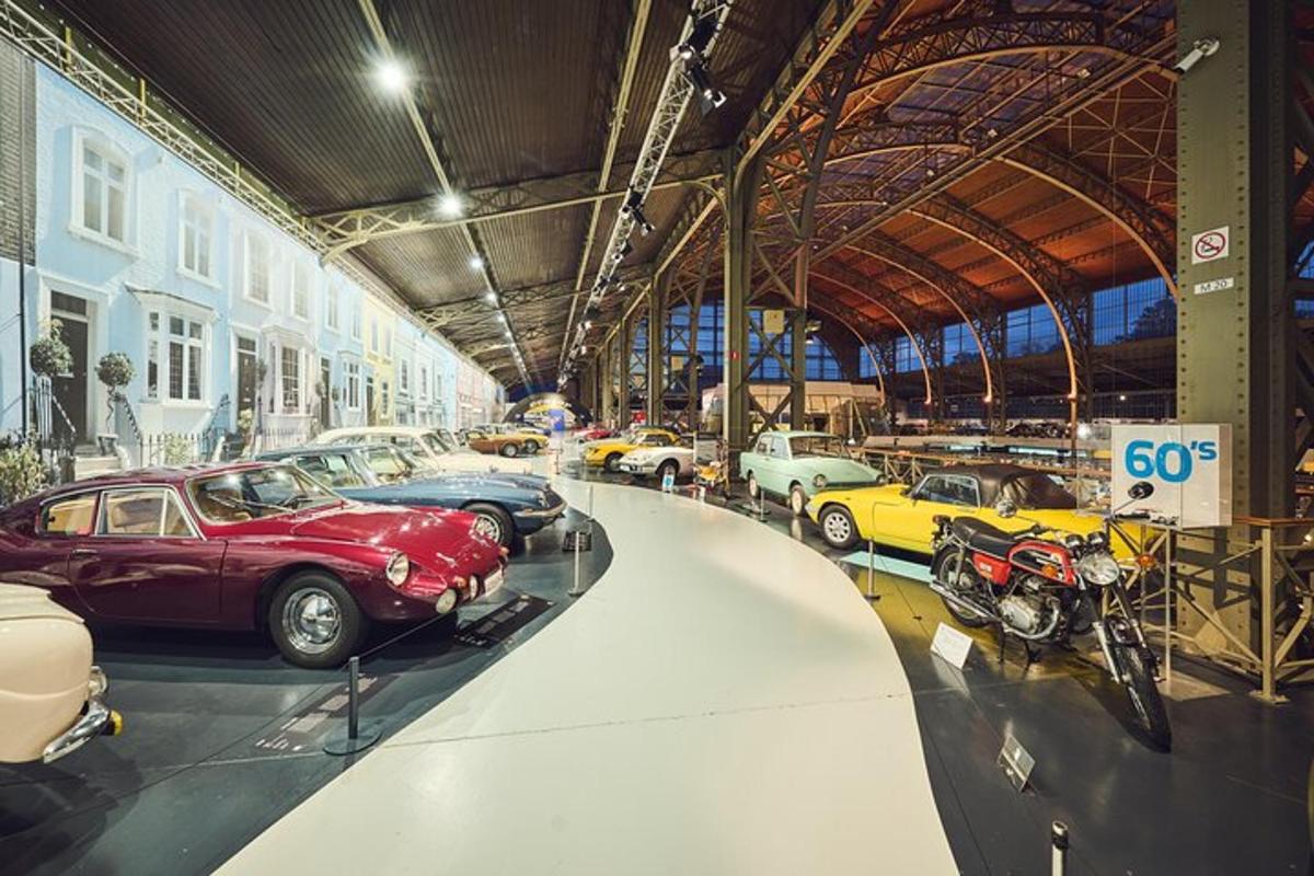 sekelompok mobil yang dipajang di museum mobil